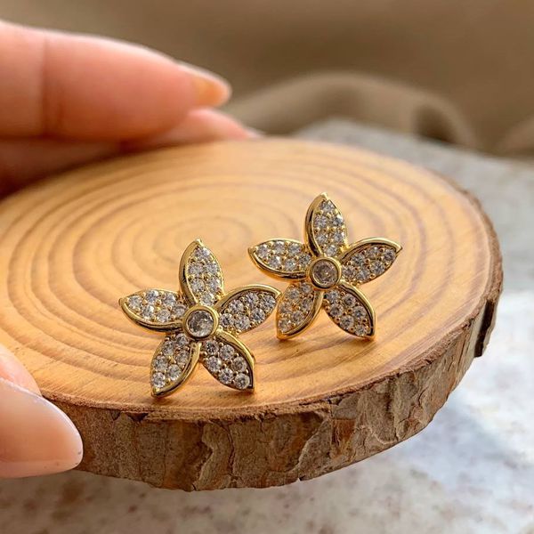 Brinco de flor com detalhes em micro zircônias