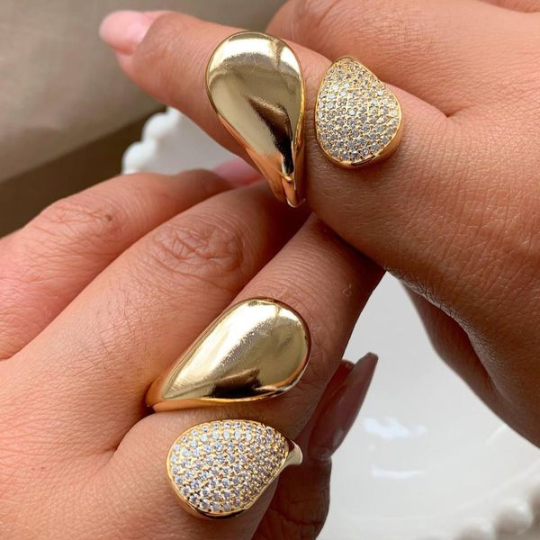 Anel liso com detalhe cravejado