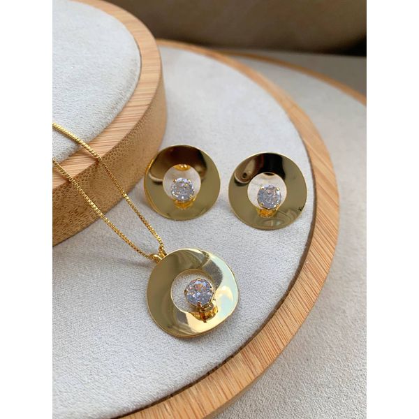 conjunto redondo vazado com pedra 