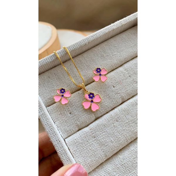 conjunto infantil de flor com detalhes roxo