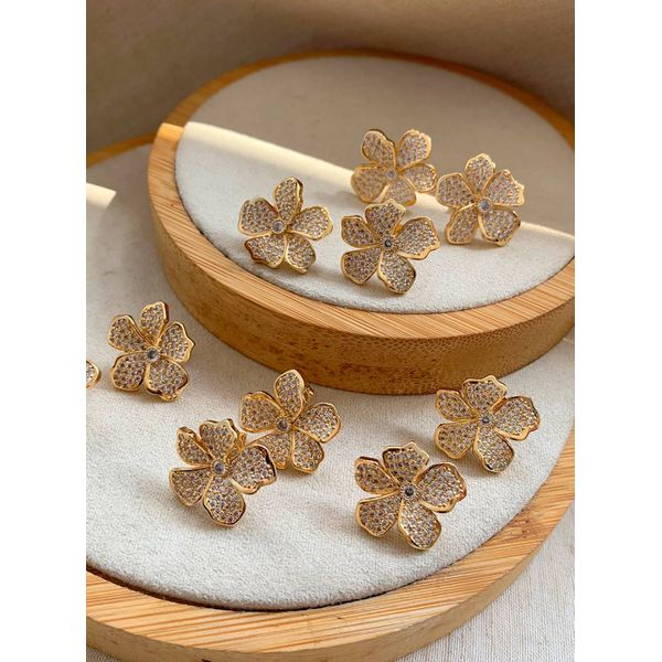 Brinco de flor cravejada 