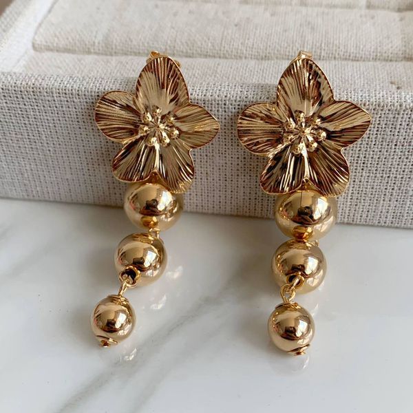 Brinco de flor com esfera 