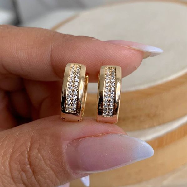 Brinco de argola com detalhes cravejado 