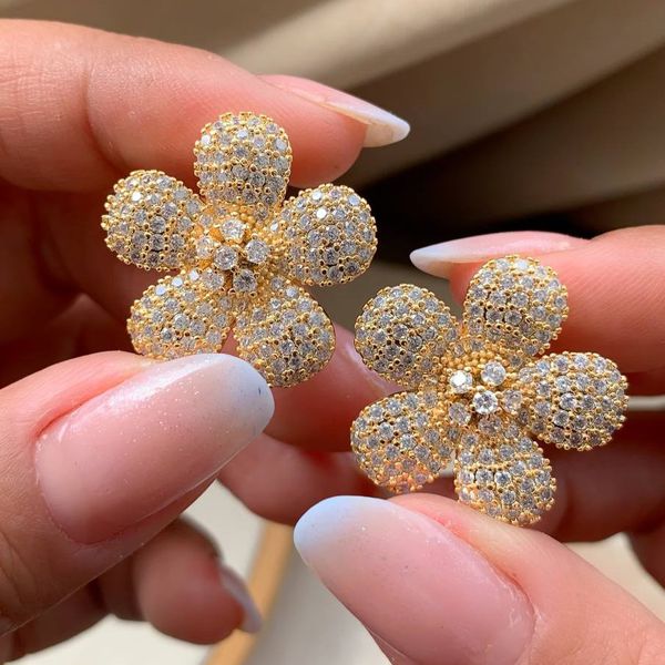 Brinco de flor com micro zircônia 