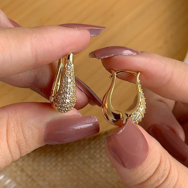 Brinco de argola formato gota cravejada 