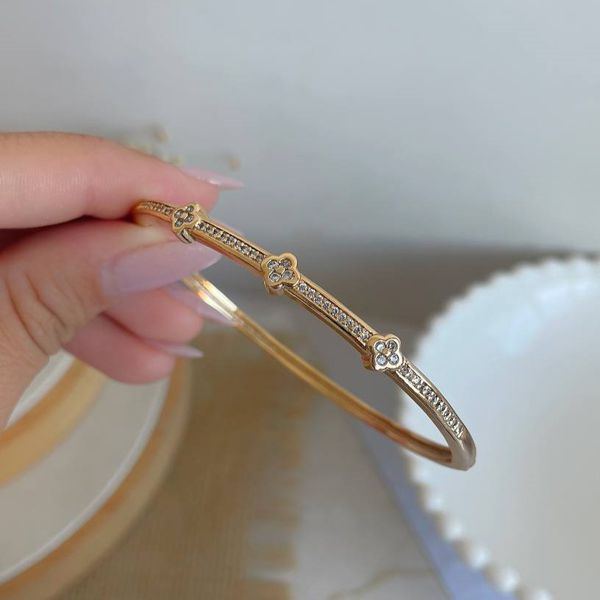 Bracelete de trevo trabalhado 