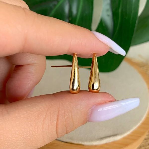 Brinco formato gota liso 