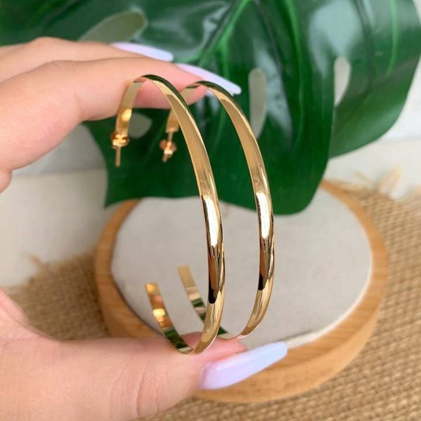 Brinco argola meia cana lisa