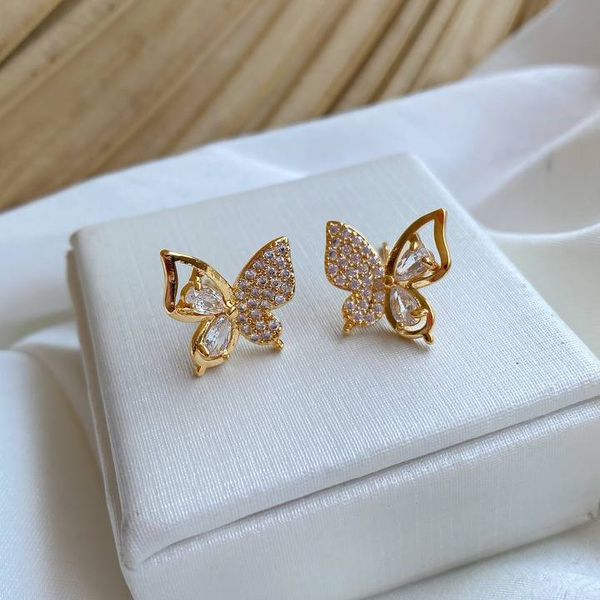 Brinco de borboleta cravejada com zircônia