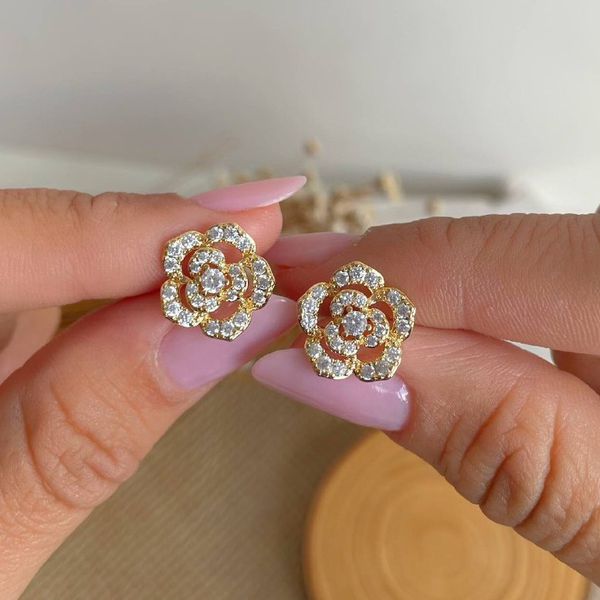 Brinco de flor cravejada 