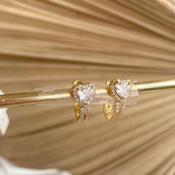 Brinco argola de coração com detalhes na micro zircônia