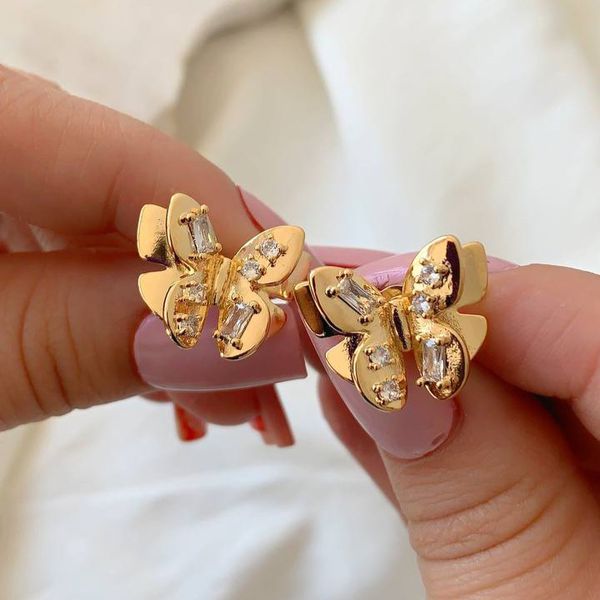 Brinco de borboleta com detalhes em navetes 