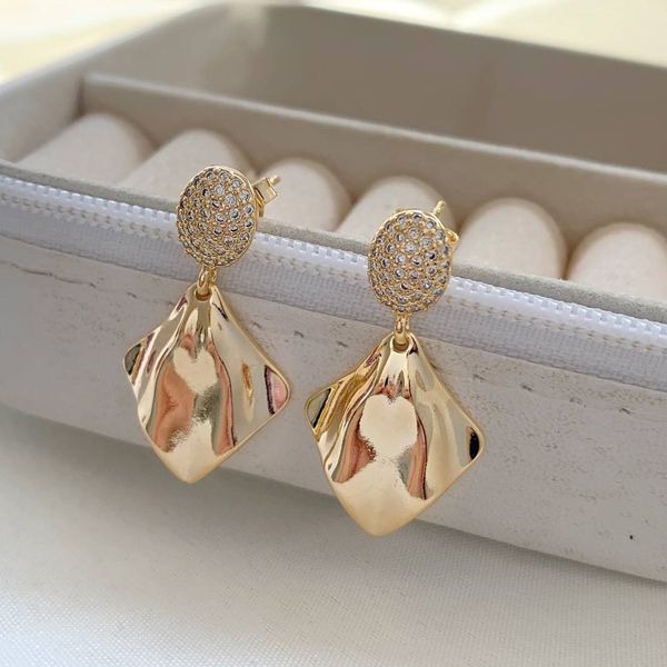 Brinco Minimalista com detalhes na micro zircônia 