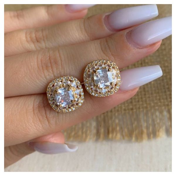 Brinco quadrado cravejado 