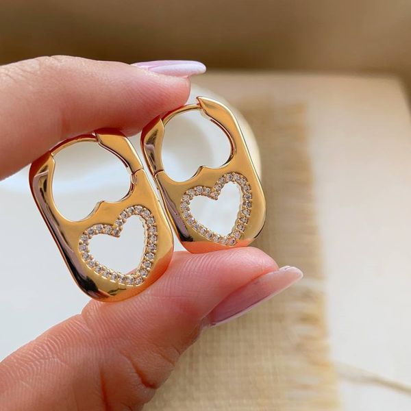 Brinco dourado com coração e zircônias