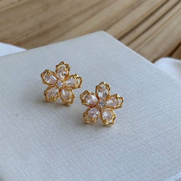 Brinco de flor na zircônia 