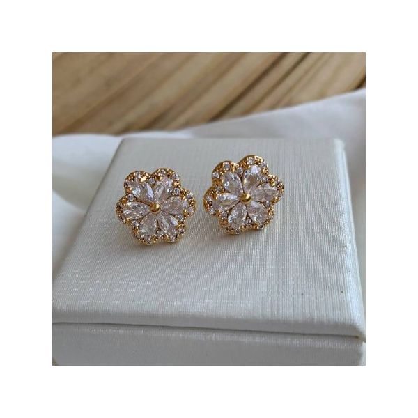 Brinco de flor com detalhes na zircônia 