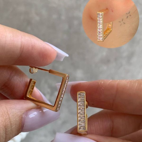 Brinco de argola quadrado com baguete 