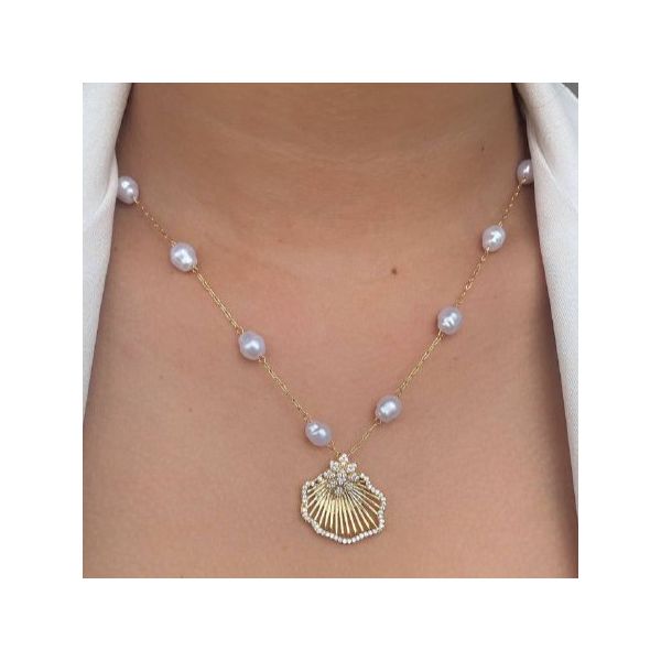 Colar de perolas com búzios cravejado 