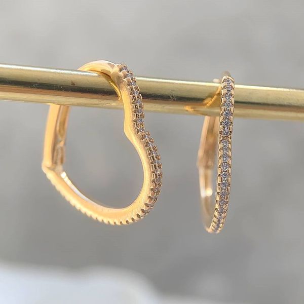 Brinco de coração com micro zircônia 