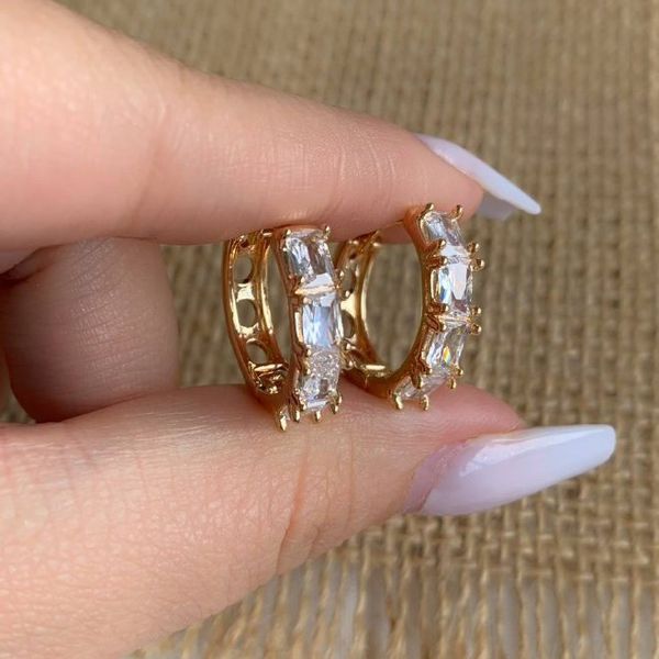 Brinco de argola trabalhado na zircônia 