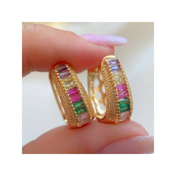 Brinco de argola com zircônias coloridas 
