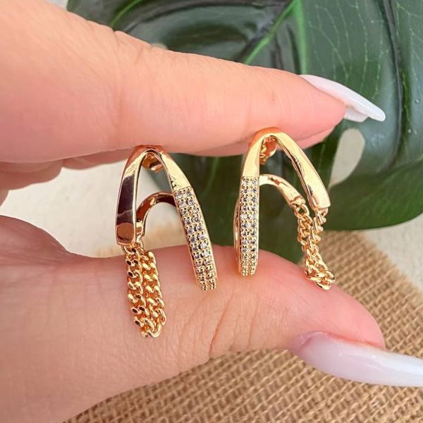 Brinco meia argola com correntaria com detalhes cravejado 