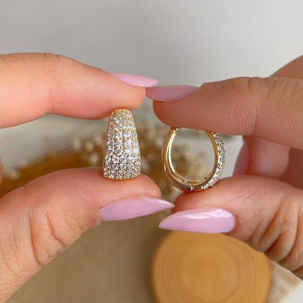 Brinco de argola cravejada 