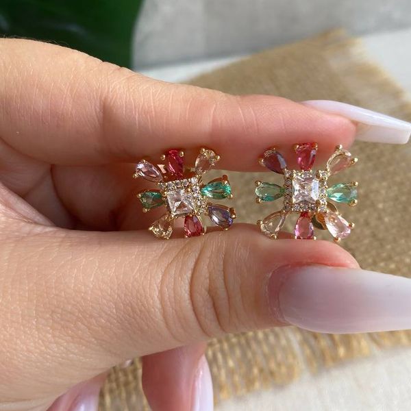 Brinco de pétalas coloridas