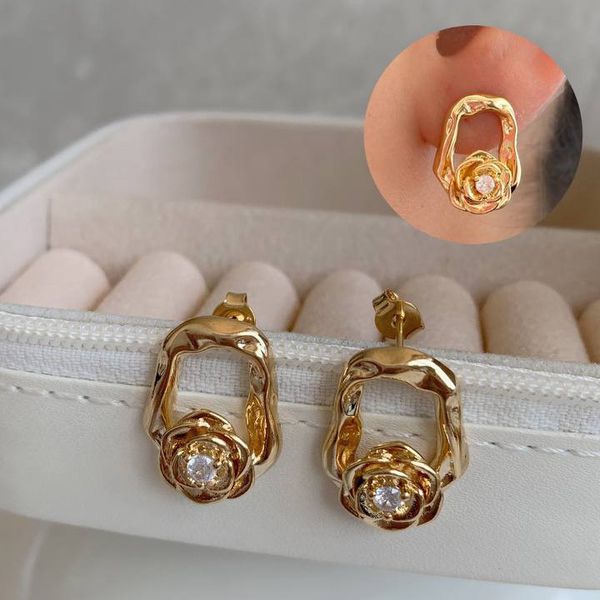 Brinco orgânico de flor com zircônia 