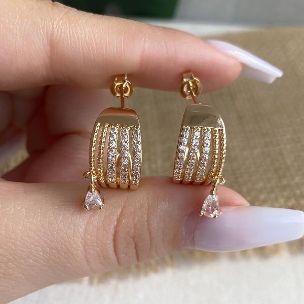 Brinco de argola com detalhes na micro zircônia 