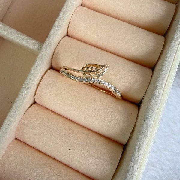 Anel de folha cravejada