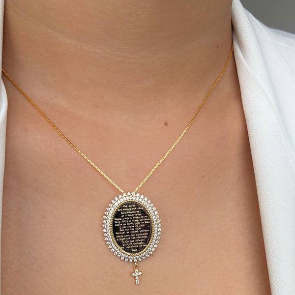 colar com pingente de medalha com a oração do Pai Nosso