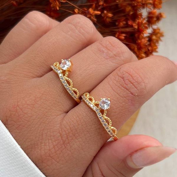 Anel de coroa com zircônias (CADA) 