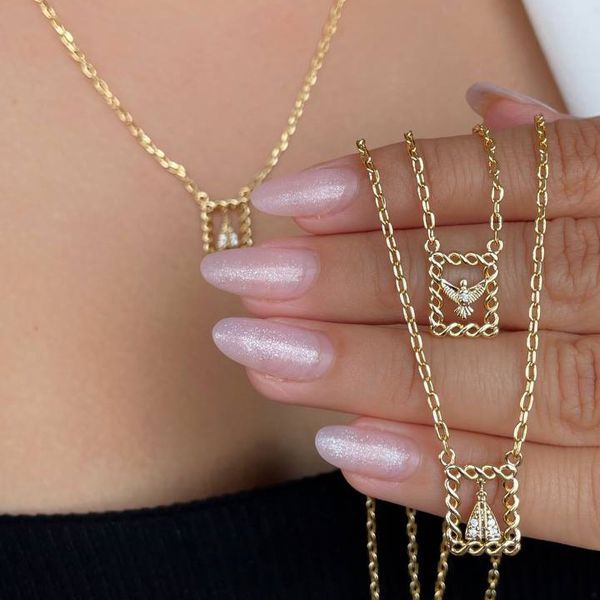 escapulário com pingentes quadrados detalhados espirito santo e nossa senhora 