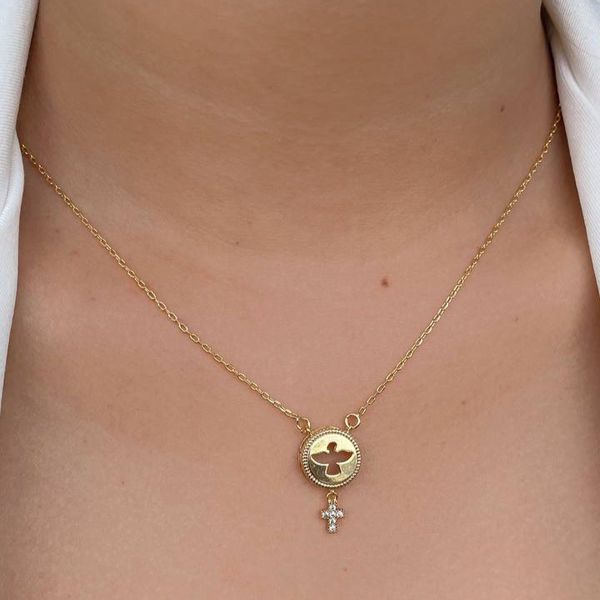 Colar de espirito santo com uma cruz com detalhes na micro zircônia 