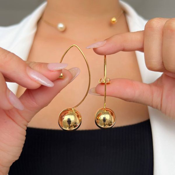 Brinco de gancho com esfera