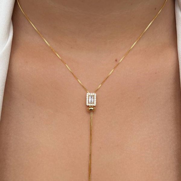 Gravatinha quadrada com detalhes na zircônia 