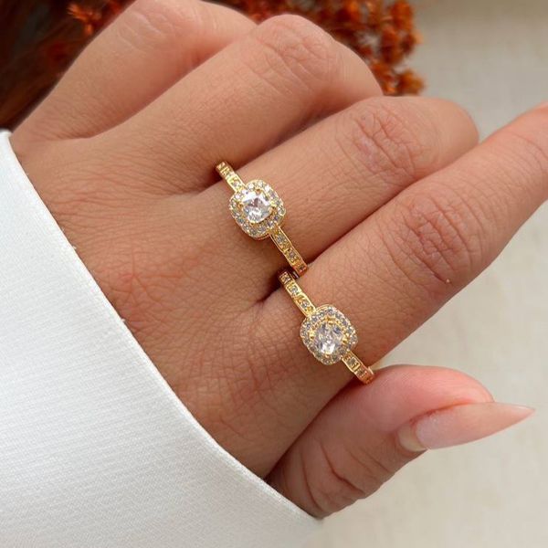 Anel quadrado cravejado (cada)