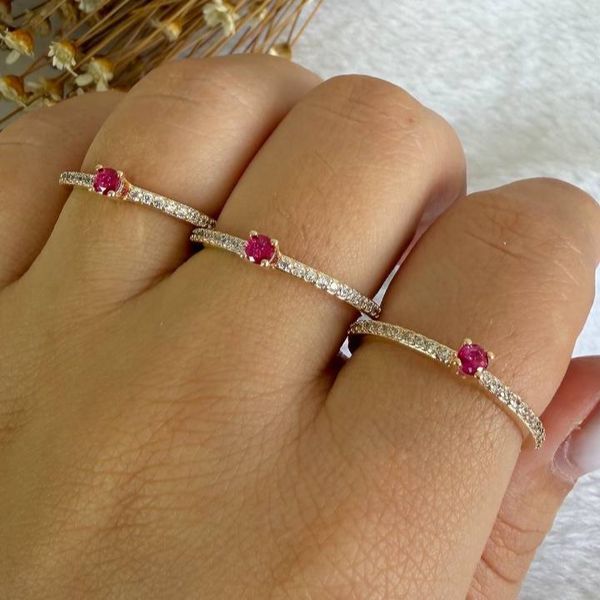 Anel cravejado com micro zircônia no centro (cada) 