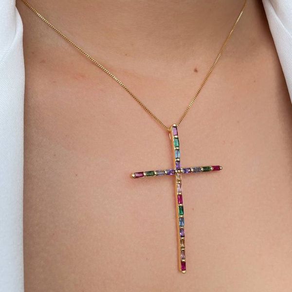 Colar com pingente de cruz