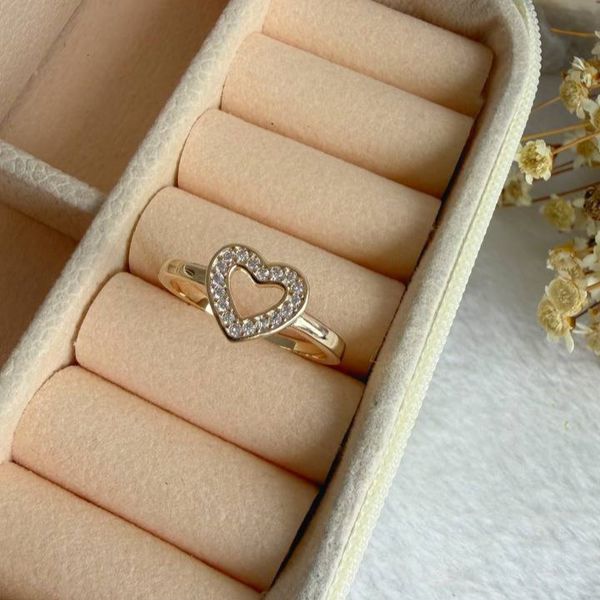 Anel de coração cravejado vazado 