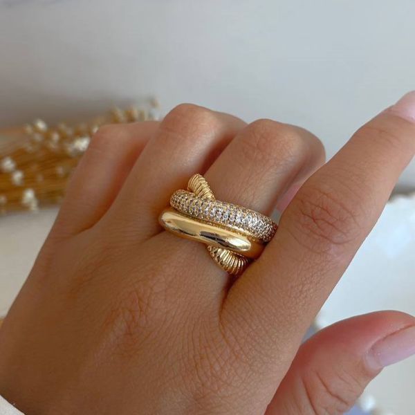 anel torcido com faixa lisa e outra cravejada de zircônias