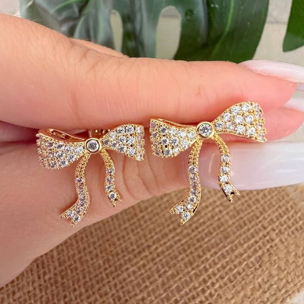 Brinco de laço cravejado 