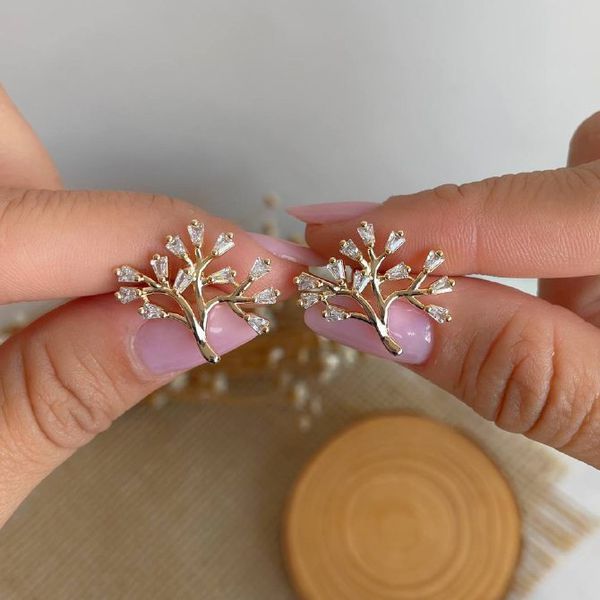 Brinco de arvore com zircônia 