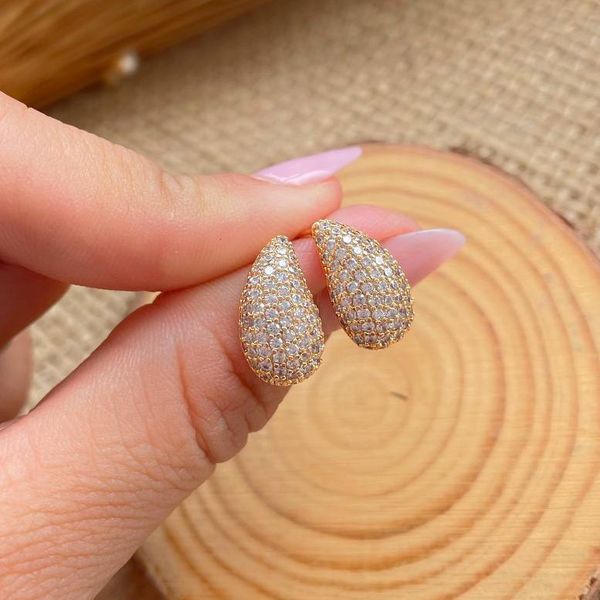 Brinco formato gota cravejada 