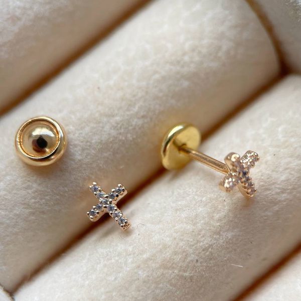 Brinco de cruz cravejado antialérgico tarraxa baby 