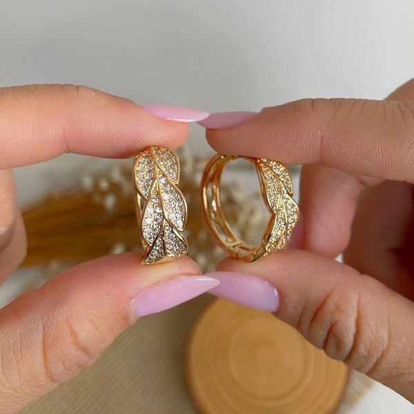 Brinco de argola com folhagem cravejada 