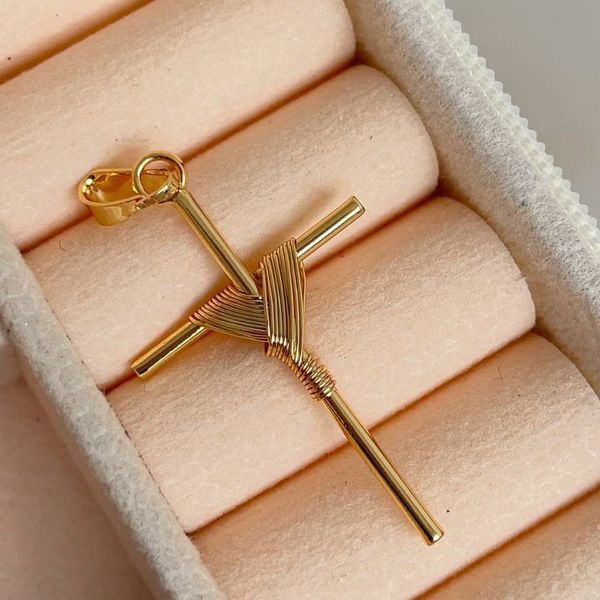 Pingente de cruz trabalhado 