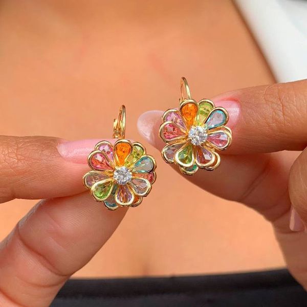 Brinco argola de flor com ponto de luz 